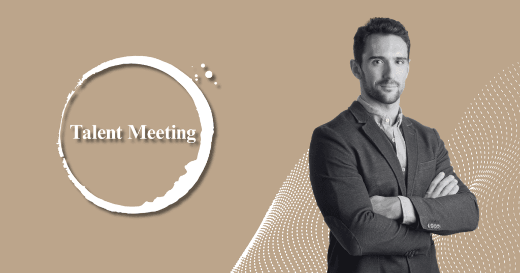 Profesional junto al logo de Talent Meeting sobre fondo beige. Identidad visual para la categoría de Capacitación Comercial, innovación en ventas y transformación de equipos.