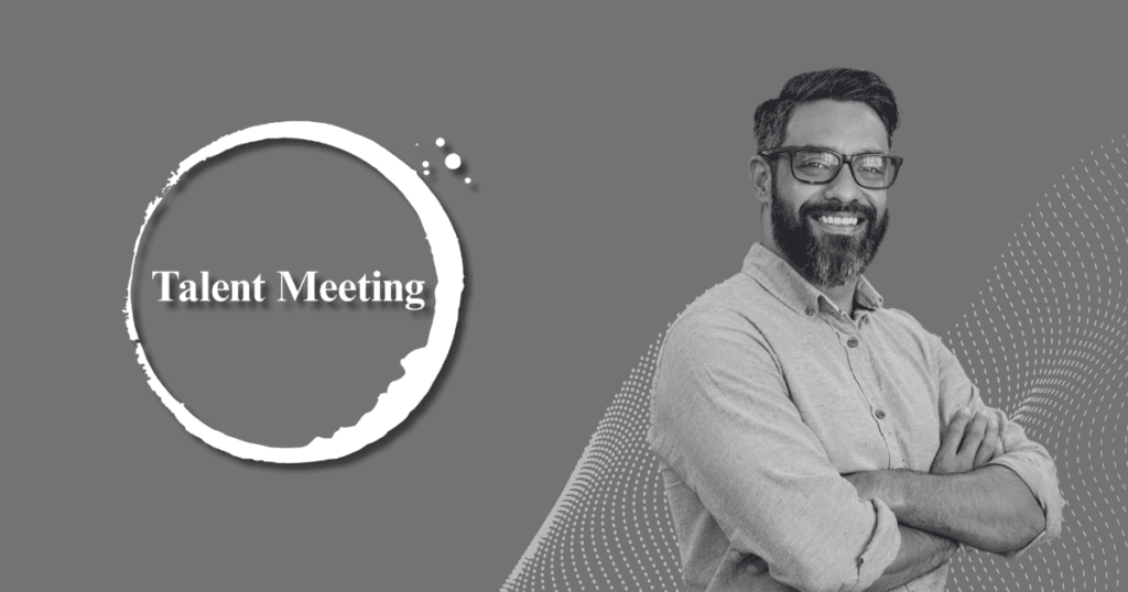 Profesional con lentes junto al logo de Talent Meeting sobre fondo gris oscuro. Investigación de antecedentes laborales, background check y contratación segura.