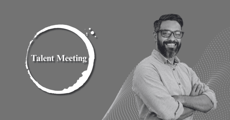 Profesional con lentes junto al logo de Talent Meeting sobre fondo gris oscuro. Investigación de antecedentes laborales, background check y contratación segura.
