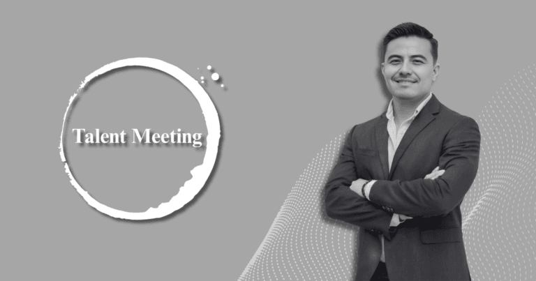 Profesional cruzado de brazos junto al logo de Talent Meeting sobre fondo gris claro. Identidad visual para la categoría de Reclutamiento Operativo y atracción masiva.